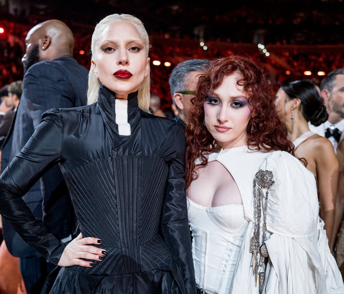 chapvausix's tweet image. elas nessa foto fz parecer q a gaga eh a suprema rainha dos vampiros e a chappell eh uma vampira novata e aprendiz dela, mt lindo mãe e filha apenas