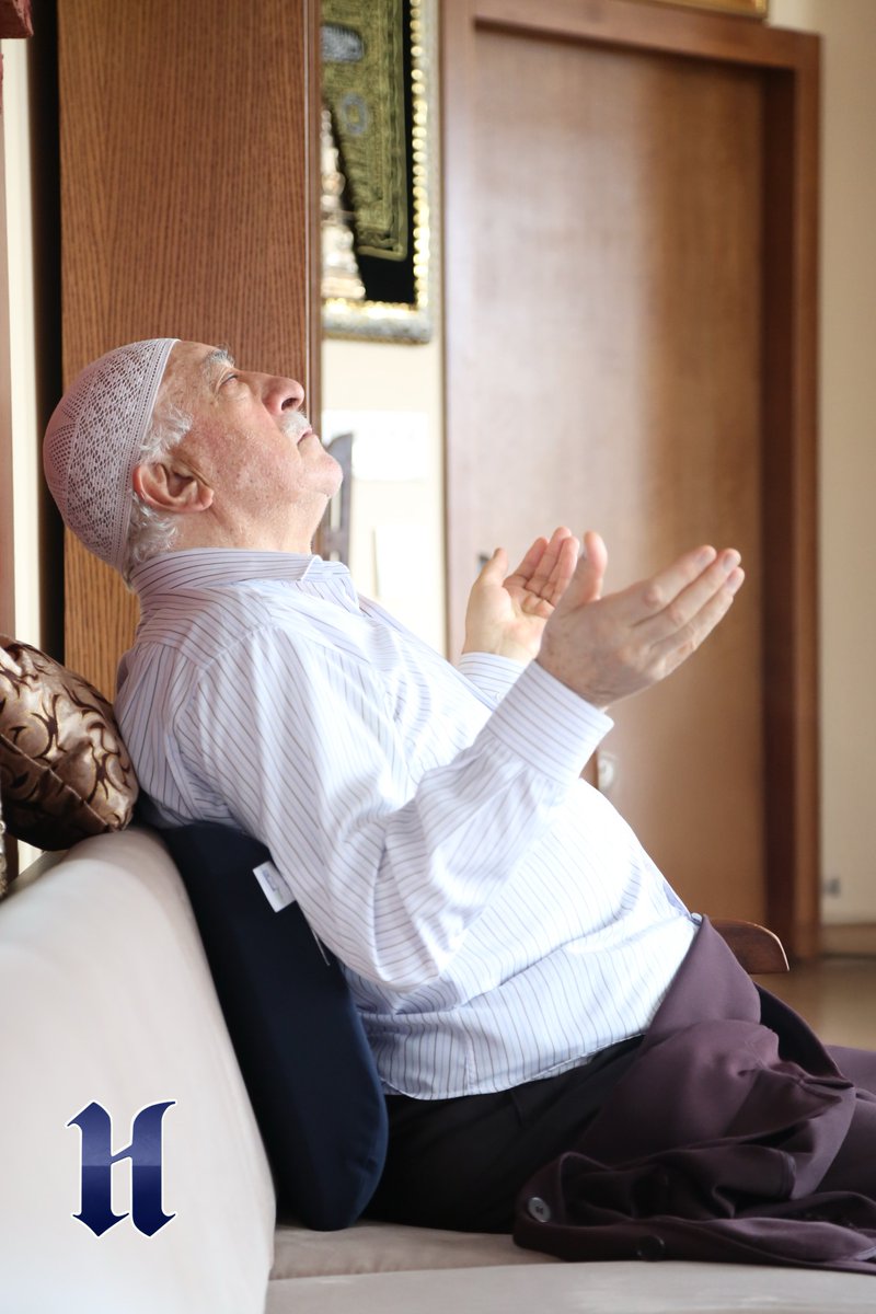 Berat Kandili Mesajı

Kıymetli Kardeşlerimiz,

Berat gecesi; ilâhî rahmetin coştuğu, mağfiret kapılarının ardına kadar açıldığı müstesna bir zaman dilimidir. Bu gece, insanın geçmişini muhasebeye tâbi tutup geleceğini yeniden tanzim etmesi adına kendisine sunulmuş büyük bir ilâhî