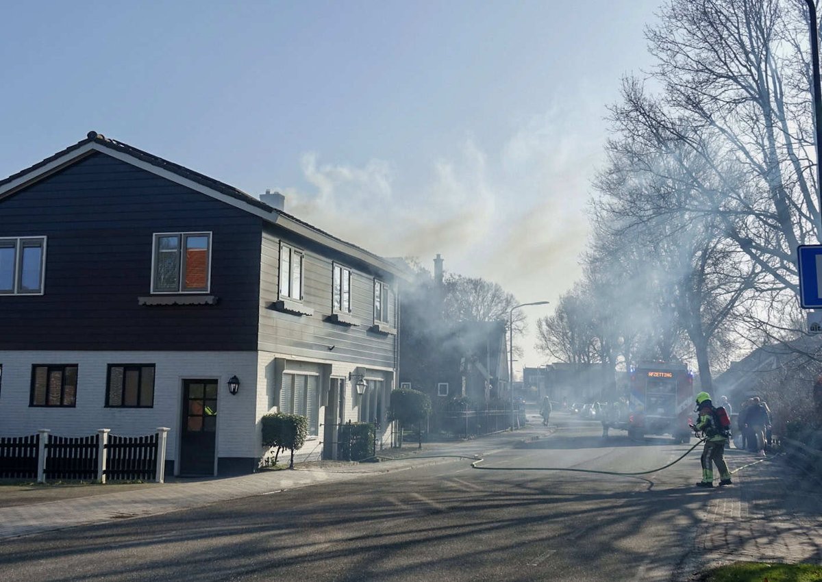 Veel rookontwikkeling bij woningbrand aan de West in Avenhorn