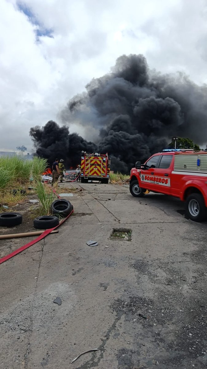 🚨 Emergencia en curso en Pueblo Nuevo: incendio de basura en los predios de la antigua fábrica Estrella Azul.
Personal de la Estación 3 (Darío Vallarino) atiende la situación con vehículos 300, 1039 y ambulancia 1008.
⚠️ Evite la zona y siga las indicaciones oficiales.