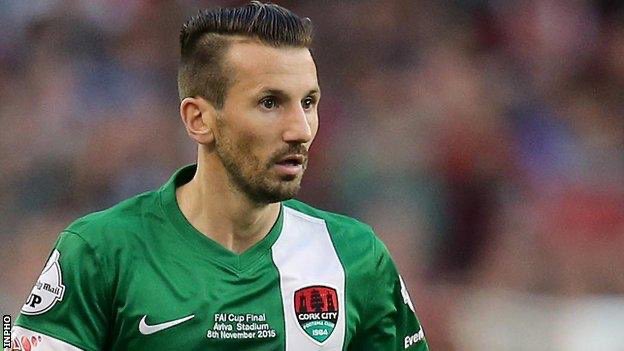 Classy gesture from Celtic yesterday to mark the 8 year anniversary of the death of Liam Miller💚

The Corkman was born in 1981 and grew up in Ovens where he attended Coachford College.

As a boy he played GAA with Éire Óg as well as with Cork GAA.

He joined Celtic as a Youth