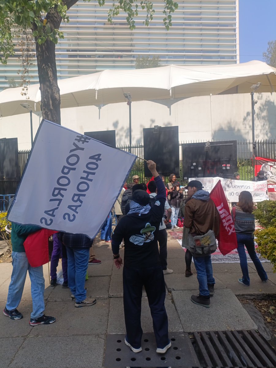 El Frente Nacional por las 40 Horas se manifiesta afuera del Senado para exigir cambio total en el dictamen de la reducción de la jornada laboral.

El Frente Nacional por las 40 Horas se manifestó hace unos minutos afuera del Senado de la República para exigir cambio en la