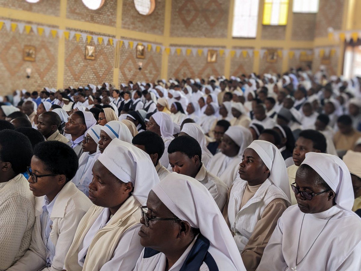 COSUMARsec65281's tweet photo. Tariki ya 02.02. duhimbaza umunsi mukuru wa Yezu aturwa mu ngoro ukaba n'umunsi w'Abihayimana. Mu Rwanda abihayimana bahuriye I Kibeho hushimira Imana. Banahawe Kandi ubutumwa bunyuranye bujyanye nuyu munsi https://t.co/BP5CL8PRUT