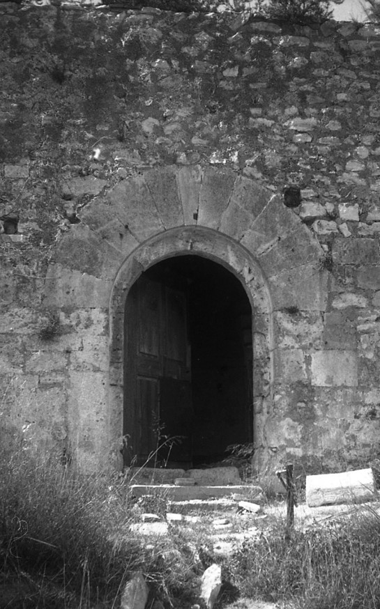 AnnaSaballs's tweet image. M'envien aquestes imatges de l'església romànica abandonada dels Montgons, la qual fa mesos que lluitem per la seva dignificació. 

La 1a actuació ha sigut talar les oliveres i tapiar-la amb aquesta gran sensibilitat.

Encara haurem de donar les gràcies... @patrimonigencat