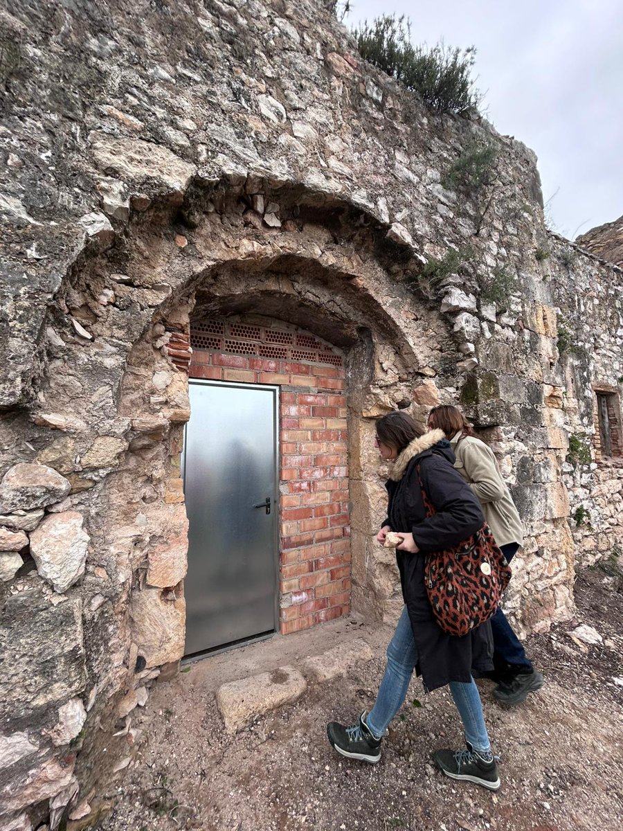 AnnaSaballs's tweet image. M'envien aquestes imatges de l'església romànica abandonada dels Montgons, la qual fa mesos que lluitem per la seva dignificació. 

La 1a actuació ha sigut talar les oliveres i tapiar-la amb aquesta gran sensibilitat.

Encara haurem de donar les gràcies... @patrimonigencat