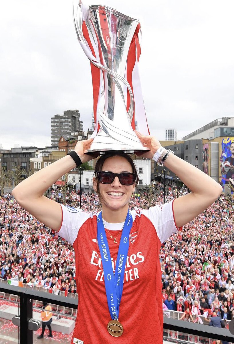 Laia Codina has played around 7831 minutes of competitive football. 
She has won about 15 trophies. 
That is 1 trophy every 522 minutes or 1 trophy every 5.8 games.