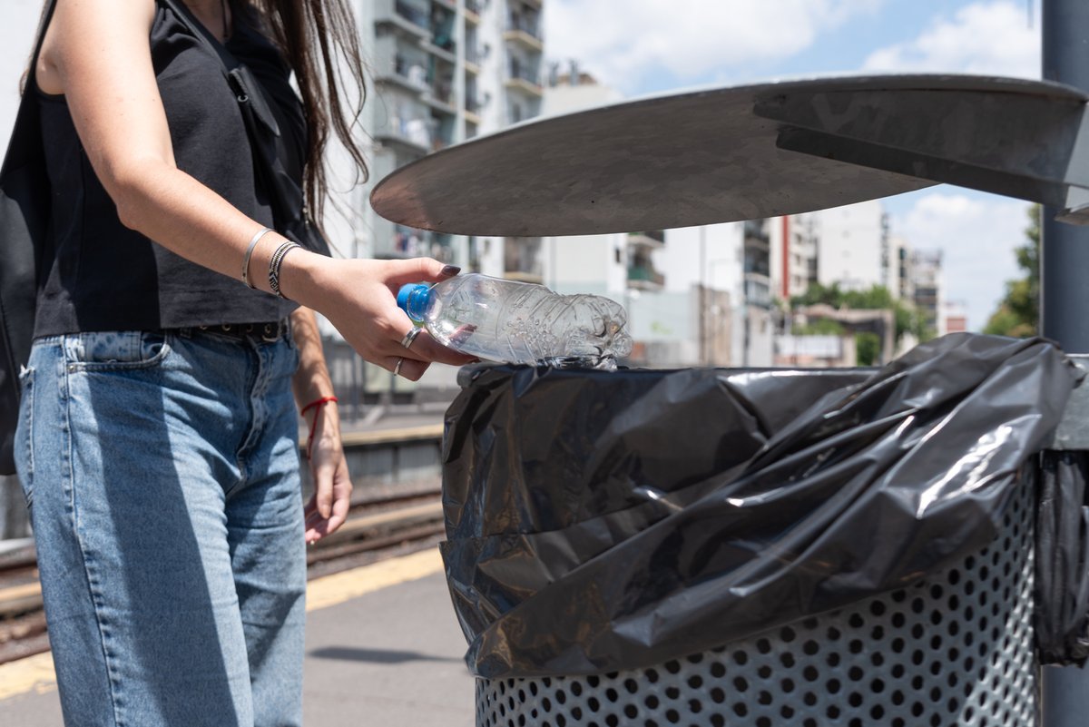 #TrenSarmiento 🚄

👋 Hoy queremos recordarte la importancia de cuidar los asientos y no dejar basura a bordo de las formaciones.🚮

 🔔Ayudanos a conservar limpios trenes y estaciones.