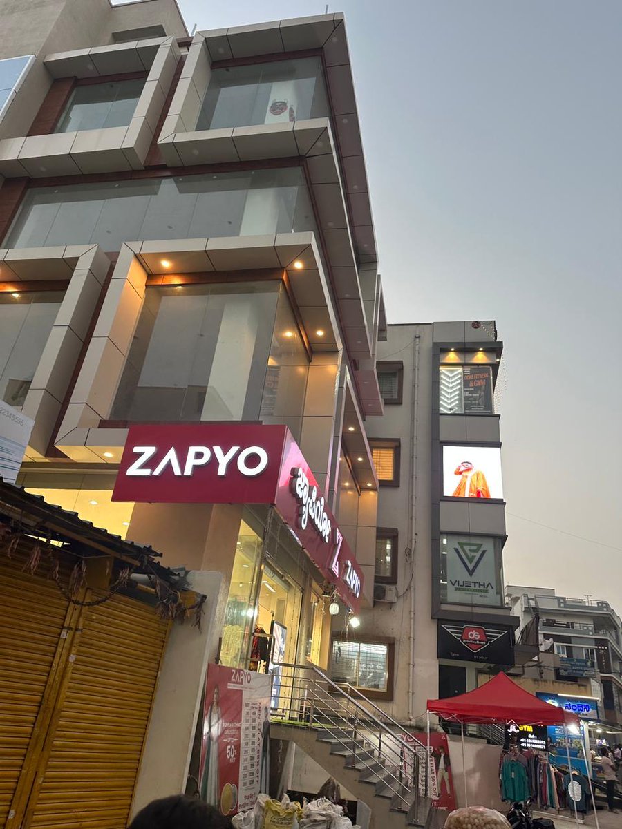 bbmpnorth's tweet photo. @BDAOfficialGok @bbmpcommr @NammaBESCOM @GBA_office @BescomTa @KNJagadeshkumar

To the Concerned Authority, for your notice an unauthorized commercial building constructed on Kodigehalli-Tindlu Main Road near the railway underpass. 

Location https://t.co/2zD3AJgDoq https://t.co/YfpiQkVDhu
