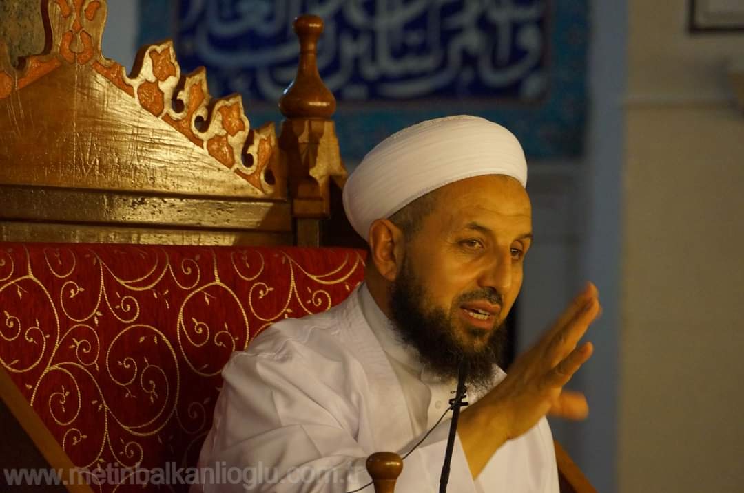 “Kadınlar yükseklerde olmayı severler. Onun için caminin üst katını onlara verdik. Başımızın üstünde yerleri var.” Metin hoca