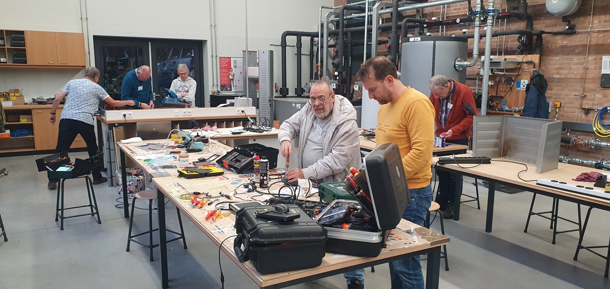 Zaterdag 7 februari gaan we weer samen repareren.
Vanaf 9.30 tot 12.00 uur zitten de vrijwilligers weer klaar om kapotte spullen te onderzoeken en te repareren.
De opbrengst gaan we deze maand doneren aan de Vereniging Parkinson Cafe Woerden!
Een bakje koffie of thee staan klaar.