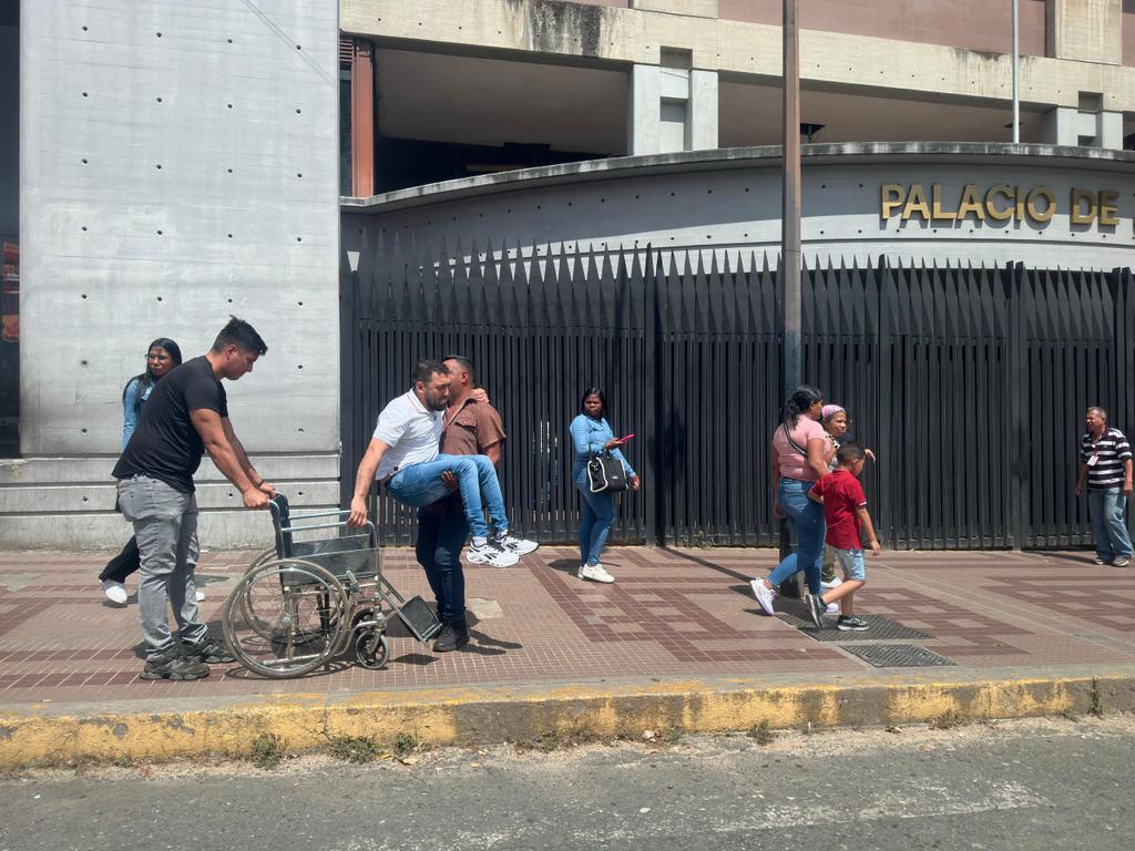 sntpvenezuela's tweet photo. #AlertaSNTP | Este #2Feb, por segunda semana consecutiva, suspenden la audiencia de juicio del periodista Ramón Centeno. Fue citado nuevamente para este #4Feb. 

Ninguna de las audiencias convocadas desde que Centeno fue excarcelado, el pasado 14 de enero, han sido celebradas, lo que representa todo un desafío para el periodista que por su problema de salud tiene limitada movilidad y debe preparar una logística especial cada vez que es llamado por el tribunal. 

El próximo 28 de febrero el juicio en el caso de Ramón Centeno cumplirá dos años de haber iniciado.