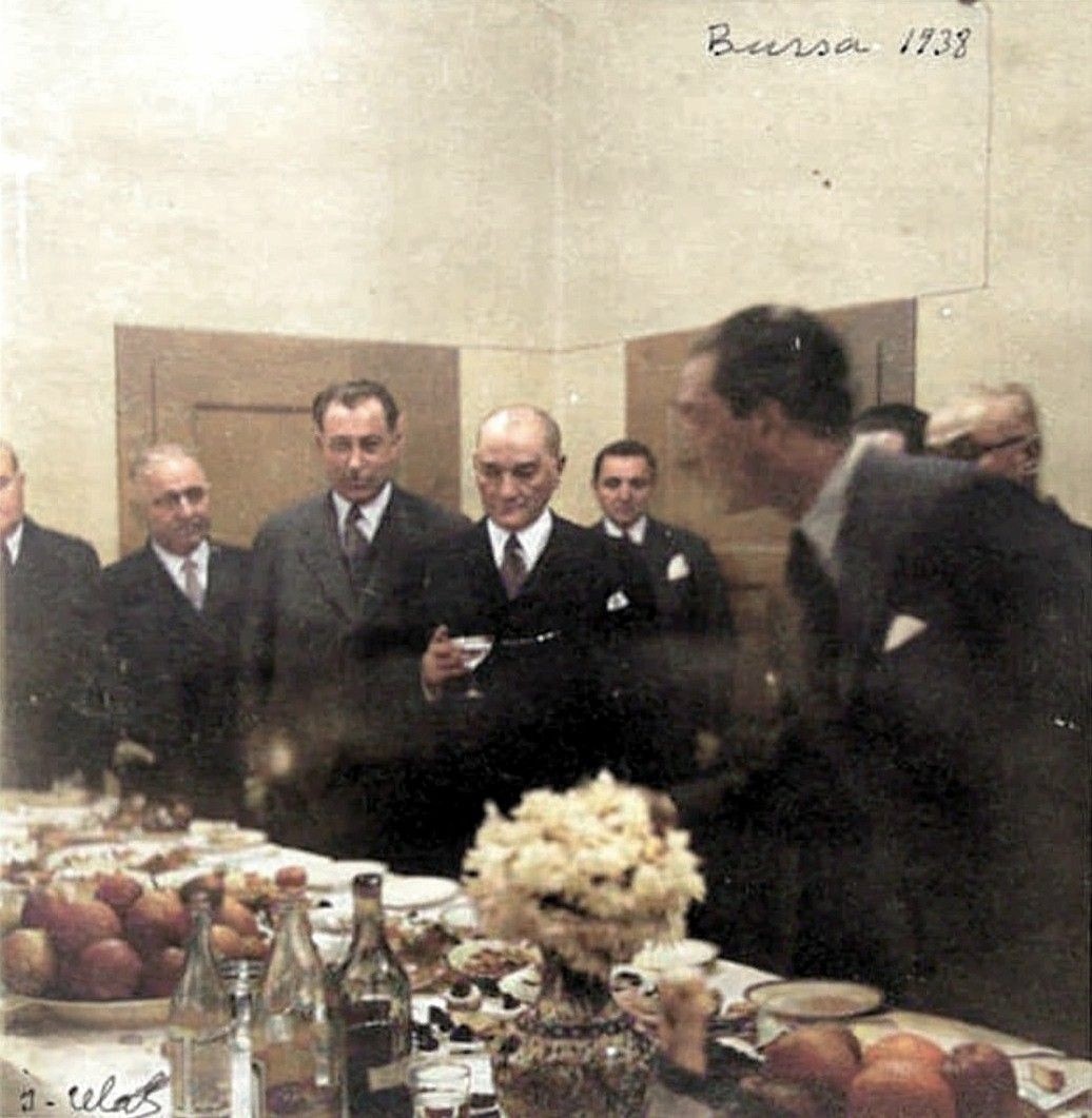 Gazi Mustafa Kemal Atatürk Bursa'da verilen ziyafette. (2 Şubat 1938)
