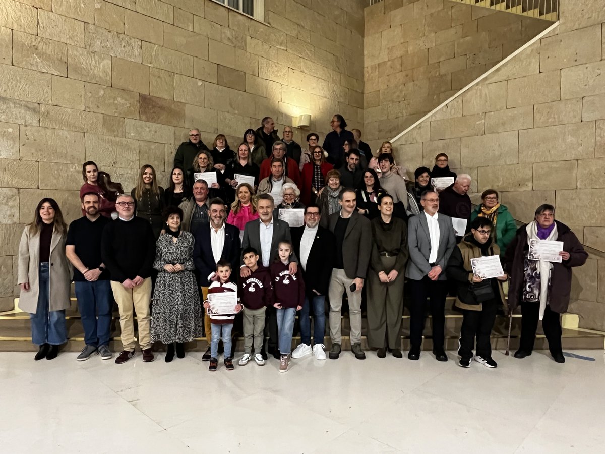 AytoLogrono's tweet image. 👶💫| Coincidiendo con la festividad de la Candelaria, que se celebra 40 días después de la #Navidad, el Ayuntamiento de #Logroño ha acogido esta tarde la entrega de premios del tradicional ‘Concurso de Belenes’ de la Asociación de Belenistas de La Rioja.

¡Enhorabuena! 👏

👉