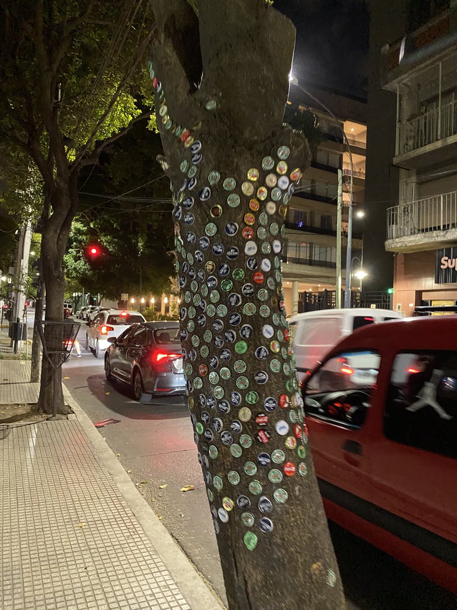 Chrisbox2010's tweet photo. @VivamosVL Calle San Martin 3713 Florida Oeste. Inquilinos se local de peluquería hacen esto después de beber. Cada semana aumenta la cantidad. https://t.co/m79NLIYTl8
