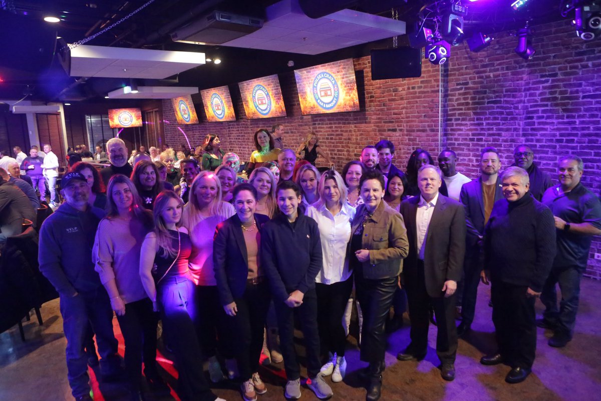 ILComptroller's tweet photo. It was an honor to be part of the Grand Opening of Polska Chata Bar &amp; Banquet in Wood Dale, IL. Thank you to owner Justyna for sharing something meaningful with the community and for doing business here in Illinois. https://t.co/TAPBgUkaqJ