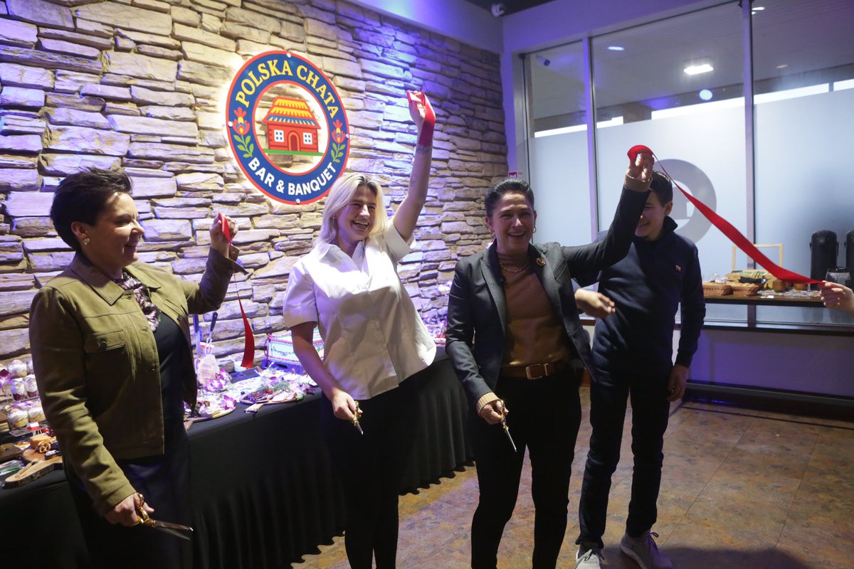 ILComptroller's tweet photo. It was an honor to be part of the Grand Opening of Polska Chata Bar &amp; Banquet in Wood Dale, IL. Thank you to owner Justyna for sharing something meaningful with the community and for doing business here in Illinois. https://t.co/TAPBgUkaqJ