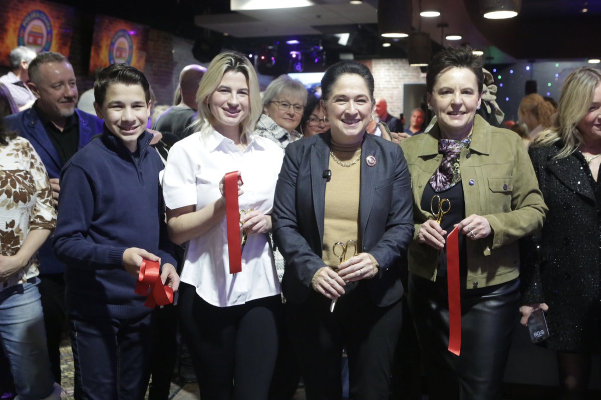 ILComptroller's tweet photo. It was an honor to be part of the Grand Opening of Polska Chata Bar &amp; Banquet in Wood Dale, IL. Thank you to owner Justyna for sharing something meaningful with the community and for doing business here in Illinois. https://t.co/TAPBgUkaqJ