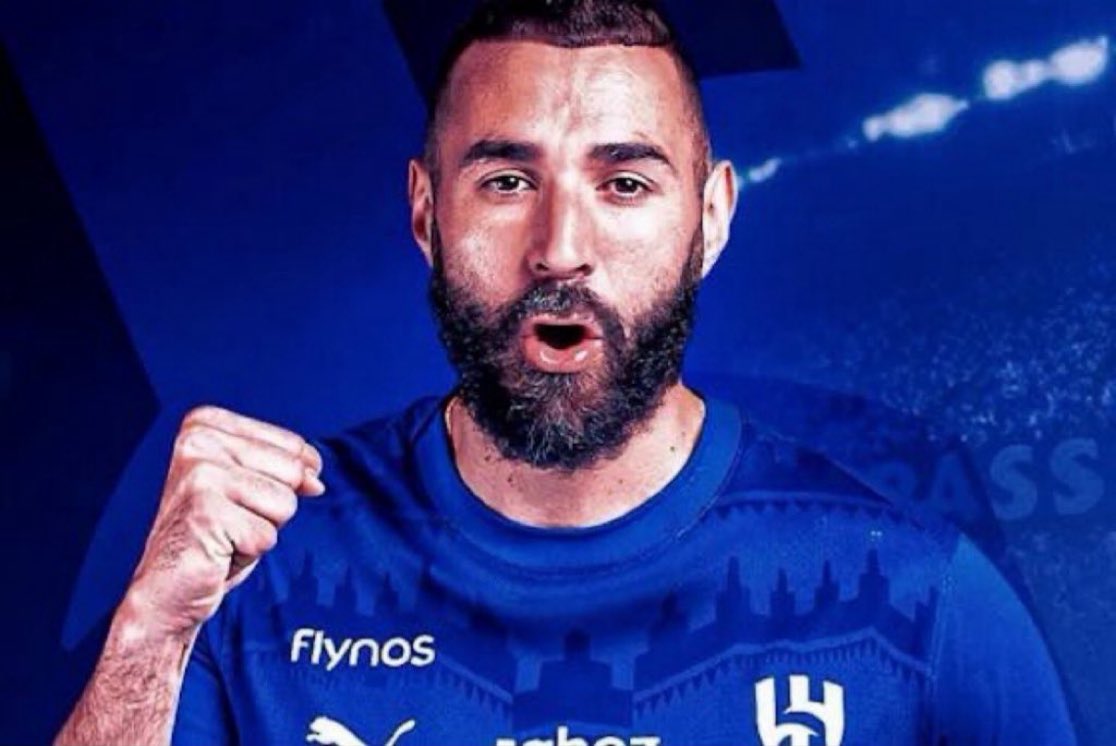 Cristiano a boudé, pas jouer un match et ça n’a pas empêcher le transfert de Benzema à Al Hilal 

Le championnat Saoudien vient officiellement de dire à ce guignol qu’est Cristiano d’aller se faire enculer .

Allez Benzema , Vamos Al Hilal 🔵💙