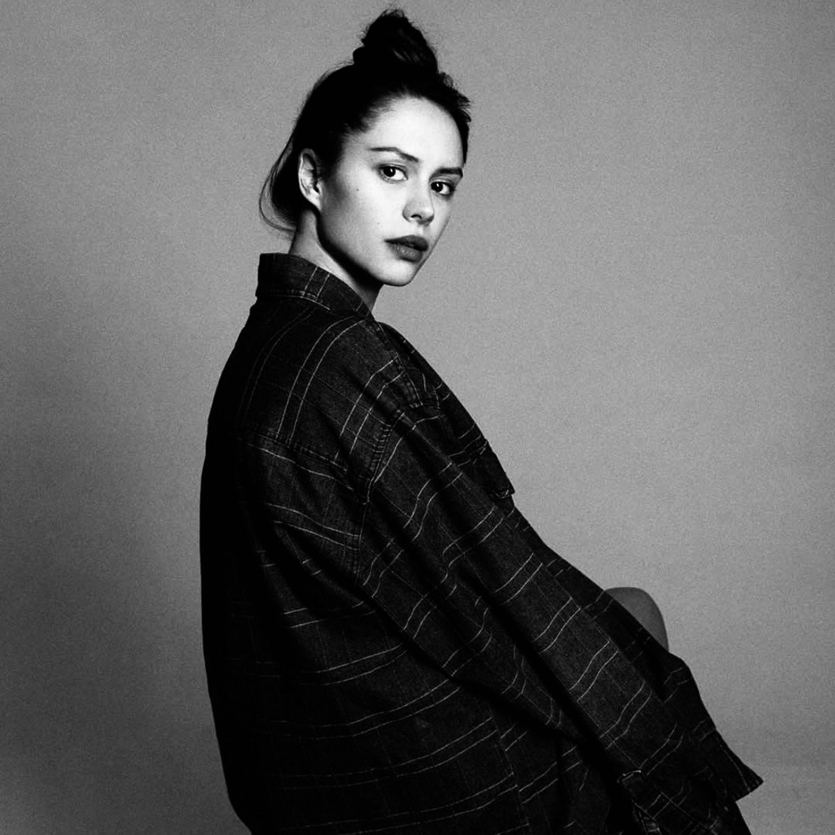 я всё понимаю, моя тьма пугает. 
так что на свет беги и не смотри в мои глаза.