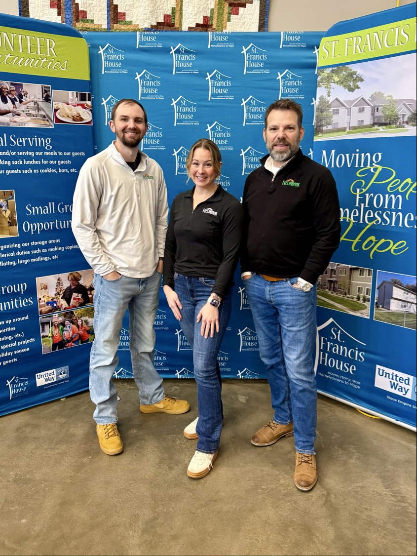 Reliabank's tweet photo. Reliabankers Eric, Chelsea, &amp; Kelly volunteering at the St. Francis House.💚
To get involved, visit: https://t.co/TXpbqVfnmJ
To donate, see their current needs list here: https://t.co/wW33cztb1J
Reliabank | Member FDIC https://t.co/iUdeZwKTHw
