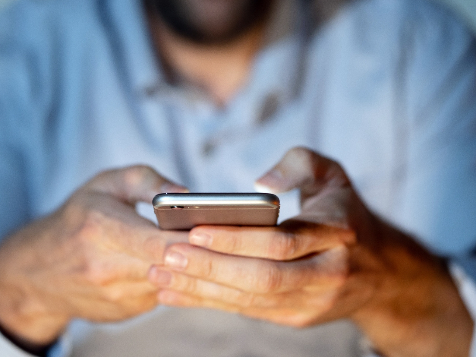 6 نصائح للحدّ من الإفراط في استخدام الهاتف. تعزّز حريتك وتمنحك الوقت للاستمتاع بالحياة. لا تضعوا الهواتف قرب السرير أو أريكة القراءة.. وامنعوها في قاعة الطعام 