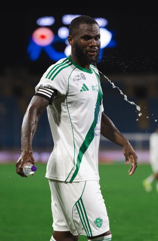 فرانك كيسيه وحيدا ( يهين ) وسط الهلال 
سافيتش ونيفيز حطهم بجيبه ومشى 💚💚