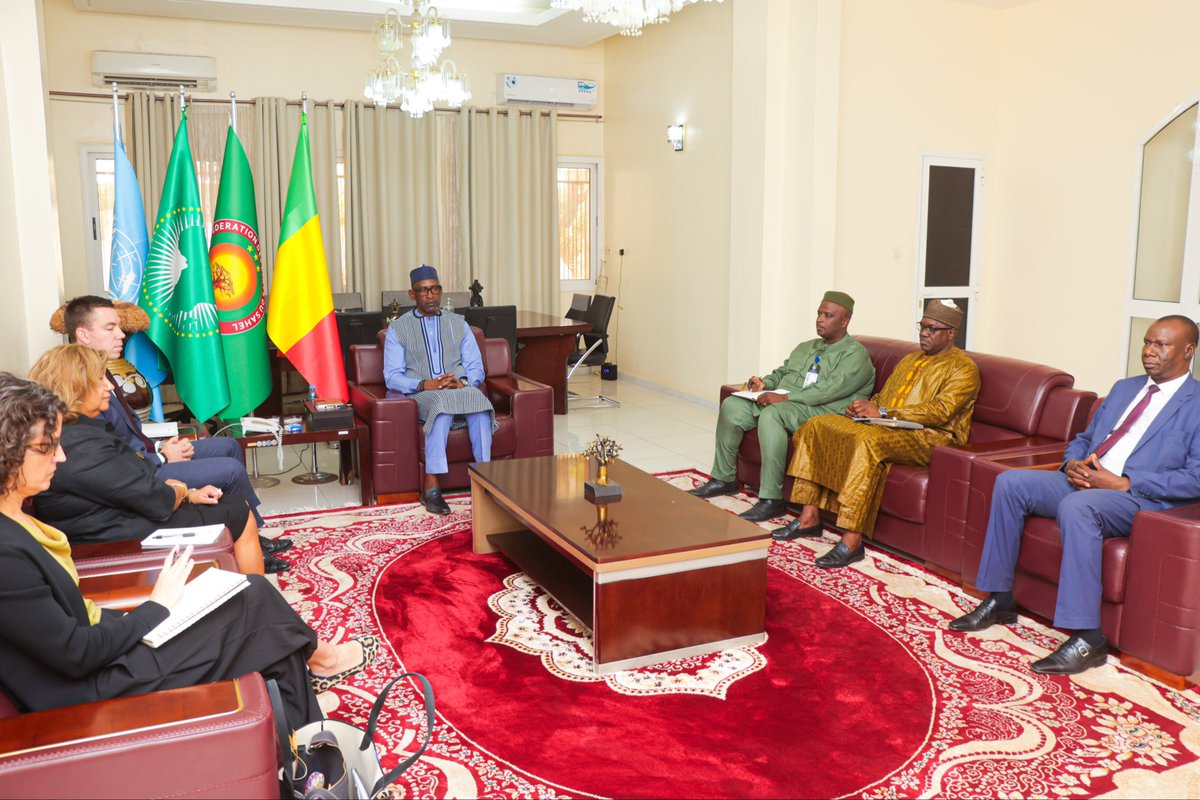 MaliMaeci's tweet photo. Dans le cadre du dialogue politique régulier, Son Excellence Monsieur Abdoulaye DIOP, Ministre des Affaires étrangères et de la Coopération internationale, a reçu en audience, ce lundi 02 février 2026, Monsieur Nick Checker, Haut Fonctionnaire au Bureau des Affaires africaines du Département d'État des États Unis, en présence de Madame l’Ambassadeur des États Unis au Mali.

Les échanges ont porté sur les perspectives de relance de la coopération bilatérale dans les domaines d’intérêt commun, notamment les questions sous-régionales et nationales relatives à la lutte contre le terrorisme, ainsi que la promotion des échanges économiques et commerciaux dans le cadre d’un partenariat gagnant-gagnant.

Le Diplomate américain a, au nom des plus hautes Autorités de son pays, réaffirmé le respect des États-Unis pour la souveraineté du Mali et la volonté de l’Administration américaine de redynamiser la coopération bilatérale avec le Mali, sur des bases nouvelles, empreintes de respect mutuel et sans aucune forme d’ingérence. 

Le Ministre DIOP a salué cette nouvelle approche américaine et a souligné l’importance pour la dynamique ainsi amorcée, de s’inscrire dans un cadre qui tienne compte des évolutions géopolitiques, particulièrement la dimension sous-régionale, à savoir la Confédération des États du Sahel (AES).

Bureau de l'Information et de la Presse/MAECI.