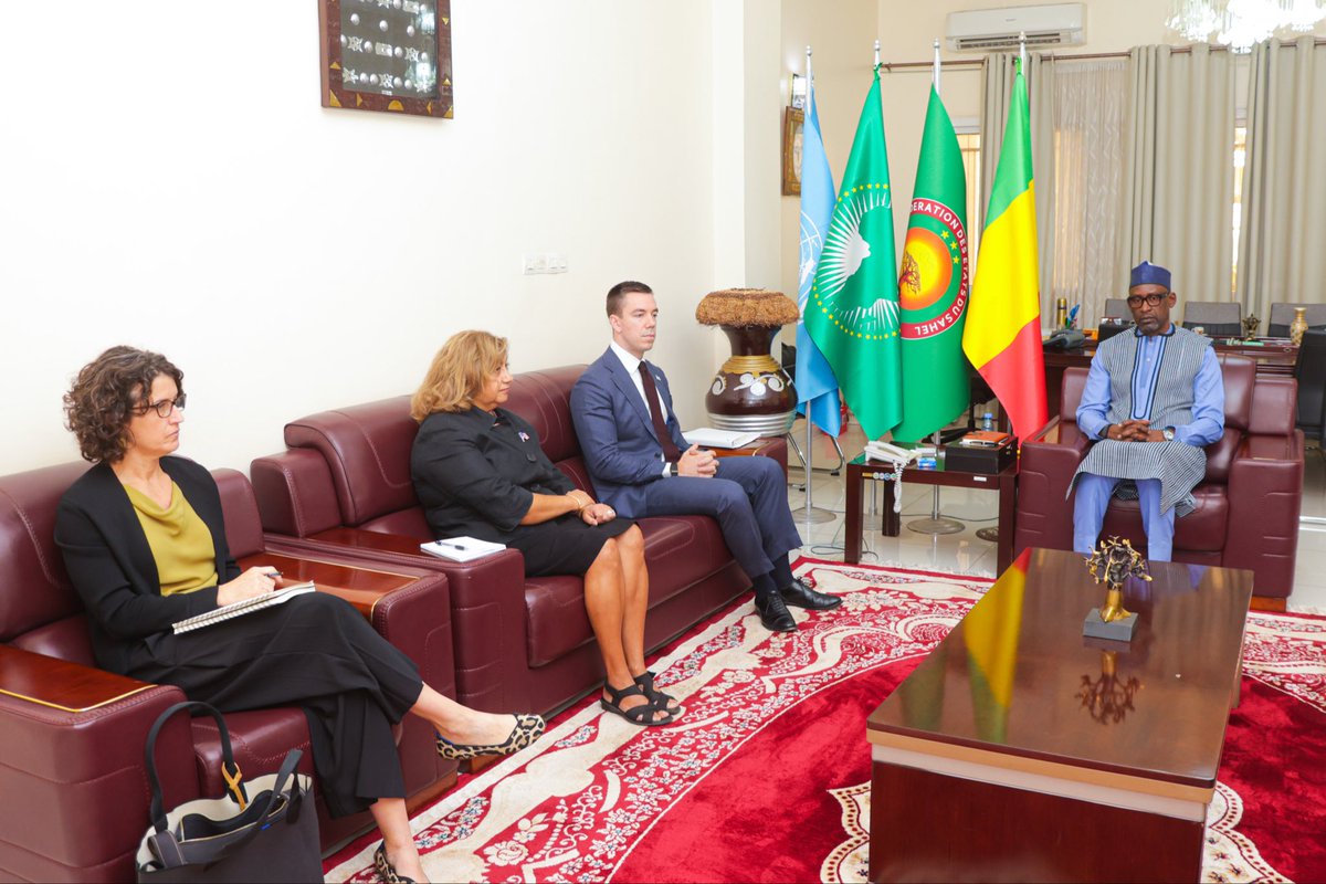 MaliMaeci's tweet photo. Dans le cadre du dialogue politique régulier, Son Excellence Monsieur Abdoulaye DIOP, Ministre des Affaires étrangères et de la Coopération internationale, a reçu en audience, ce lundi 02 février 2026, Monsieur Nick Checker, Haut Fonctionnaire au Bureau des Affaires africaines du Département d'État des États Unis, en présence de Madame l’Ambassadeur des États Unis au Mali.

Les échanges ont porté sur les perspectives de relance de la coopération bilatérale dans les domaines d’intérêt commun, notamment les questions sous-régionales et nationales relatives à la lutte contre le terrorisme, ainsi que la promotion des échanges économiques et commerciaux dans le cadre d’un partenariat gagnant-gagnant.

Le Diplomate américain a, au nom des plus hautes Autorités de son pays, réaffirmé le respect des États-Unis pour la souveraineté du Mali et la volonté de l’Administration américaine de redynamiser la coopération bilatérale avec le Mali, sur des bases nouvelles, empreintes de respect mutuel et sans aucune forme d’ingérence. 

Le Ministre DIOP a salué cette nouvelle approche américaine et a souligné l’importance pour la dynamique ainsi amorcée, de s’inscrire dans un cadre qui tienne compte des évolutions géopolitiques, particulièrement la dimension sous-régionale, à savoir la Confédération des États du Sahel (AES).

Bureau de l'Information et de la Presse/MAECI.