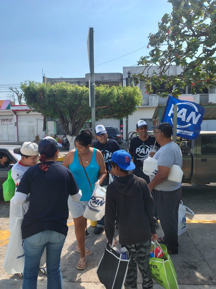 En Arriaga, #SeEstáMoviendoElPAN cerca de las familias. 

El Comité Municipal, a cargo de Moisés Santos Mina, junto a su estructura y el consejero estatal Saúl Flores, realizaron una actividad de contacto directo con las familias  como parte del relanzamiento de Acción Nacional.