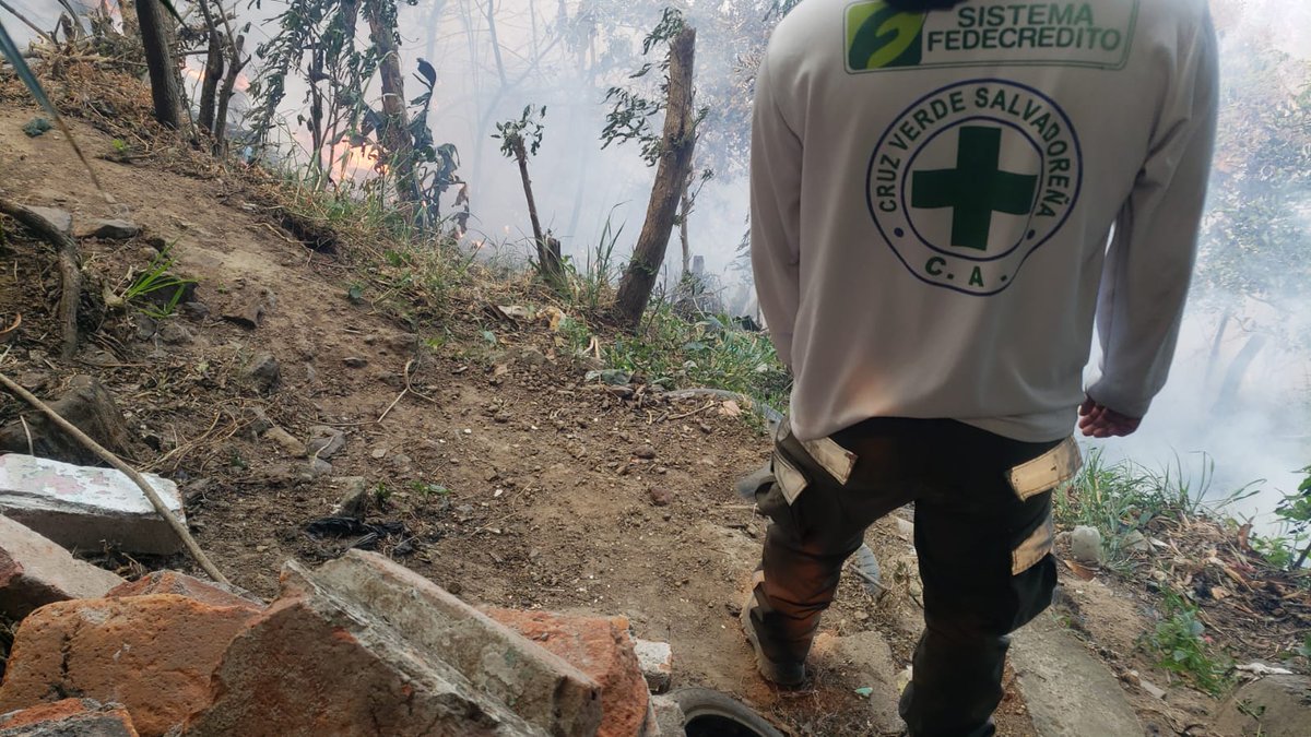 #Alerta | Se registra un fuerte incendio de maleza qué amenaza con llegar a las viviendas ubicadas en la Finca Argentina en el sector 3 de "Los Ciegos" Mejicanos.

Socorristas de Cruz Verde Mejicanos se encuentran en el lugar realizando evacuaciones preventivas de las familias