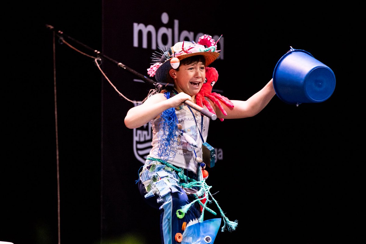 🎭 Se despide de las tablas del Cervantes el romancero infantil ‘Al carajo el nota que quitó el morro de Málaga, que era un sitio muy perita, que mi abuelo iba a pescar allí y se lo pasaba muy bien, y cogía pulpos, focas, ballenas, boquerones y hasta tiburones’ <a href="/romancerodeMomo/">Romancero de Momo</a>