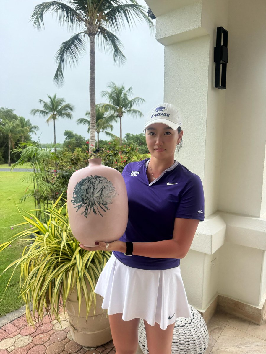 KStateWGolf's tweet image. Starting spring with a BIG statement 😤

𝐊𝐞𝐥𝐬𝐞𝐲 𝐂𝐡𝐞𝐧 𝐢𝐬 𝐭𝐡𝐞 𝐏𝐮𝐞𝐫𝐭𝐨 𝐑𝐢𝐜𝐨 𝐂𝐥𝐚𝐬𝐬𝐢𝐜 𝐈𝐧𝐝𝐢𝐯𝐢𝐝𝐮𝐚𝐥 𝐂𝐡𝐚𝐦𝐩𝐢𝐨𝐧 🏆