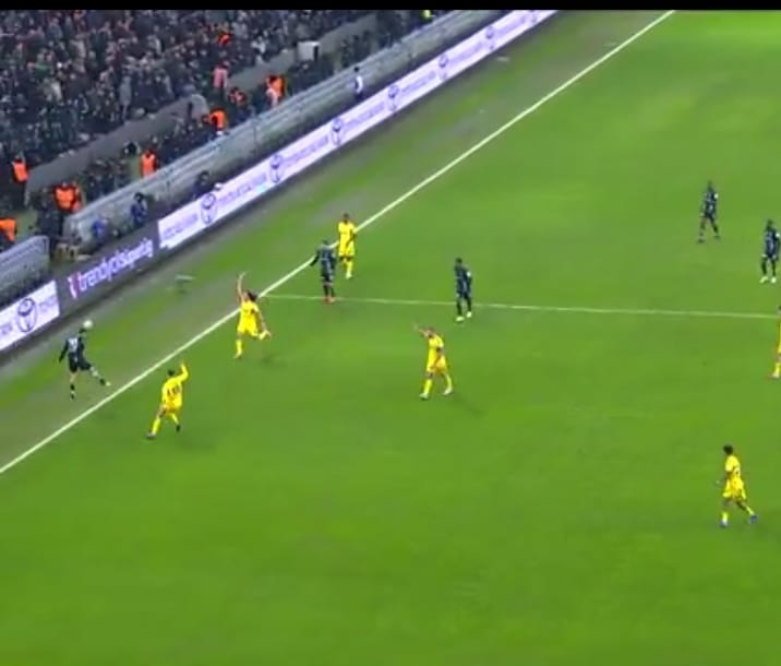 Şu pozisyona taç vermeyip devam ettiren yan hakem, Ederson'un akıllara durgunluk veren muhteşem kurtarışı olmasaydı, bugün Fenerbahçe'nin 2 puanını çalıp ligi bitiriyordu. Kazandık diye unutulmasın. Bunu görmemenin mazereti yok.
<a href="/MHK_Resmi/">Merkez Hakem Kurulu</a> 
<a href="/TFF_Org/">TFF</a>
Ne yapmaya çalıştığınızın