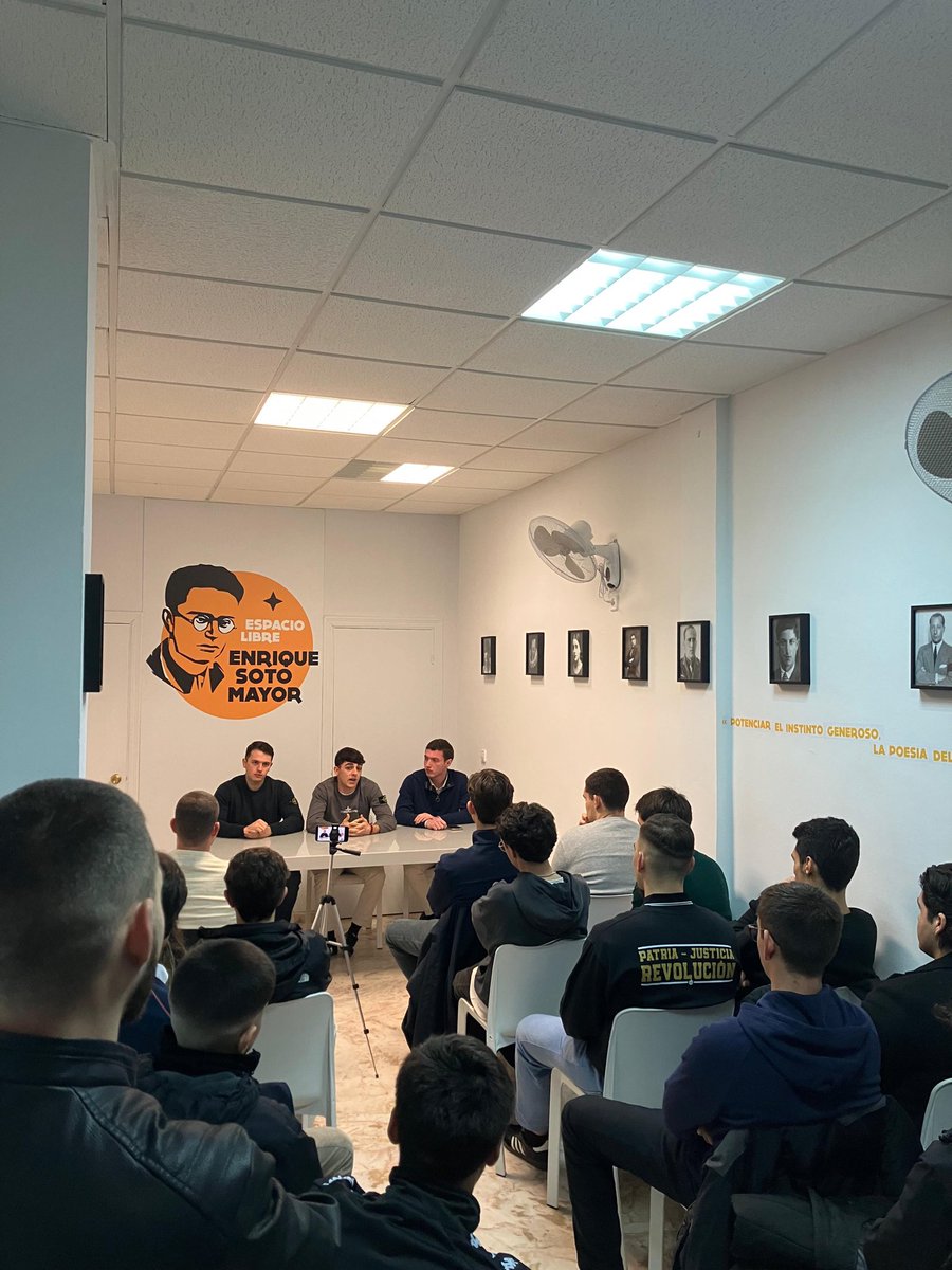 espaciolibreES's tweet image. El pasado día 23 acogimos el coloquio “Presente  y futuro de Falange” a cargo de los representantes nacionales de @JFalange , @SEU_es y @falange_sevilla en una fantástica tarde de camaradería y comunidad.

¡No parar hasta conquistar!