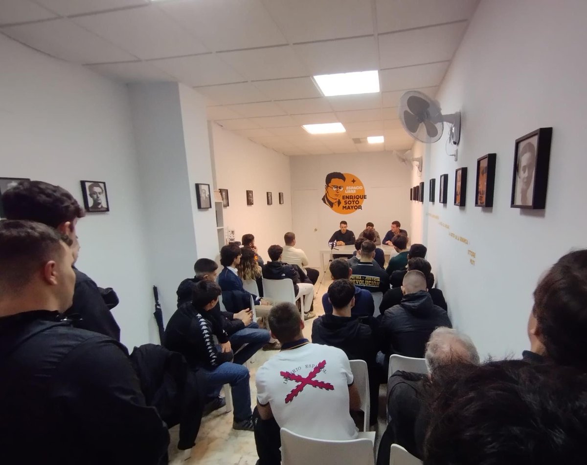 espaciolibreES's tweet image. El pasado día 23 acogimos el coloquio “Presente  y futuro de Falange” a cargo de los representantes nacionales de @JFalange , @SEU_es y @falange_sevilla en una fantástica tarde de camaradería y comunidad.

¡No parar hasta conquistar!