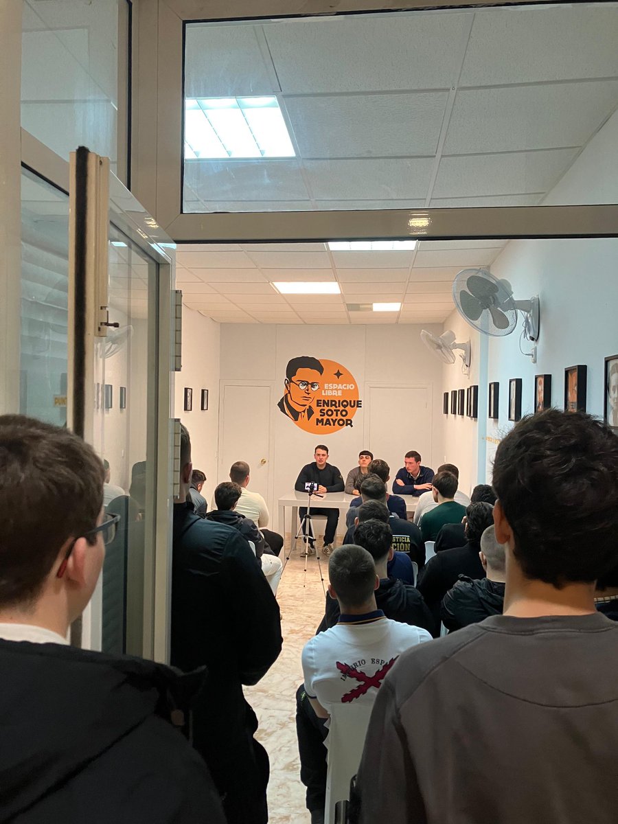 espaciolibreES's tweet image. El pasado día 23 acogimos el coloquio “Presente  y futuro de Falange” a cargo de los representantes nacionales de @JFalange , @SEU_es y @falange_sevilla en una fantástica tarde de camaradería y comunidad.

¡No parar hasta conquistar!