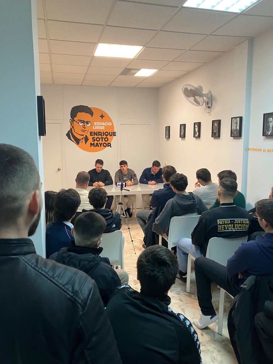 espaciolibreES's tweet image. El pasado día 23 acogimos el coloquio “Presente  y futuro de Falange” a cargo de los representantes nacionales de @JFalange , @SEU_es y @falange_sevilla en una fantástica tarde de camaradería y comunidad.

¡No parar hasta conquistar!