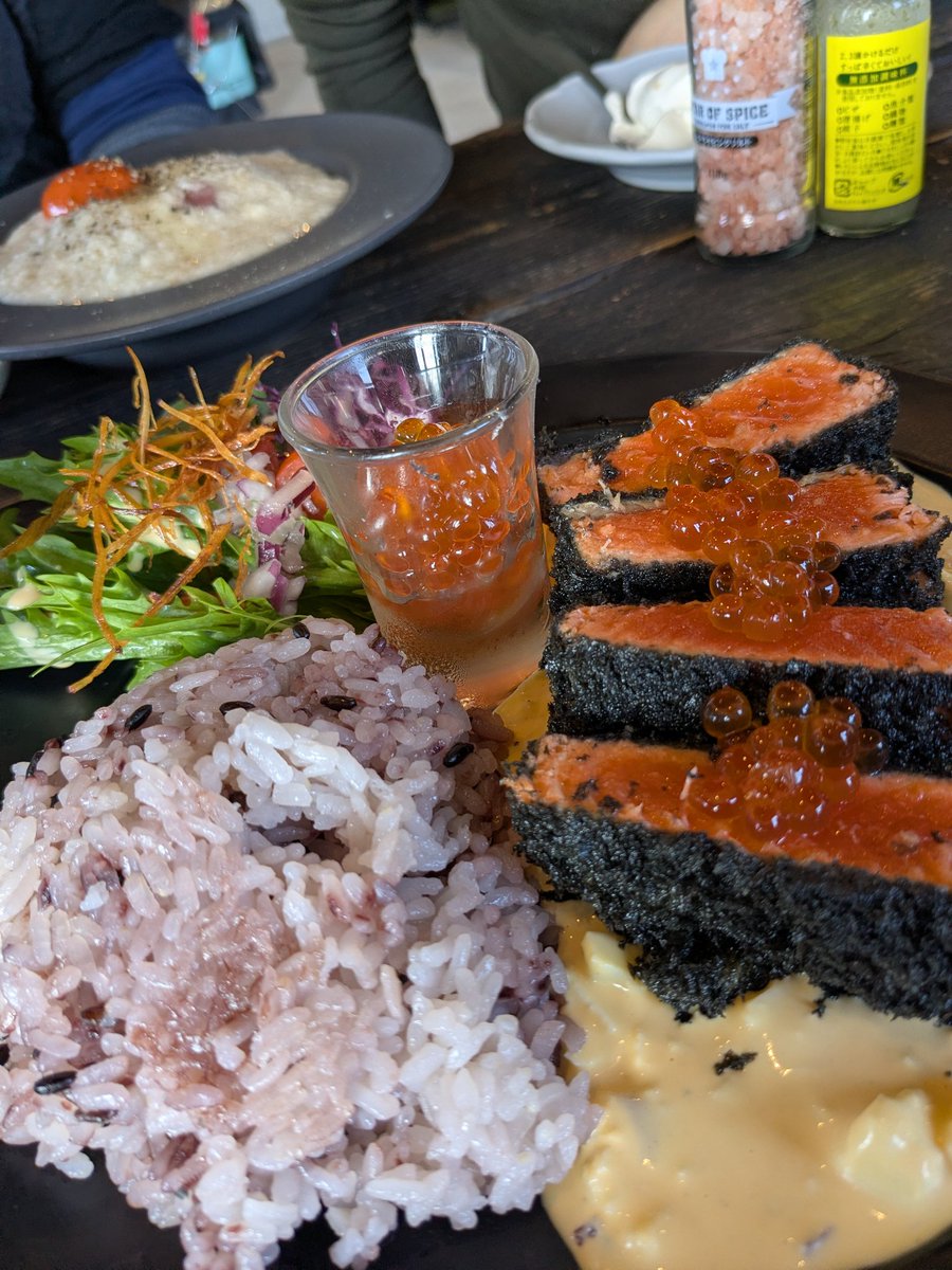 QPChan7's tweet image. 富山の友に連れられて
巡る神戸旅🤭
ご近所なのに知らなかったお店へ

明石海峡大橋を眺めながら
めちゃくちゃ美味しい
お店でした👍

開店同時の１１時で満席

よく予約とれたわ🤭

富山の友たち大絶賛でした

おはようございます😊

#AWAWA

shichicafe.com/awawa/