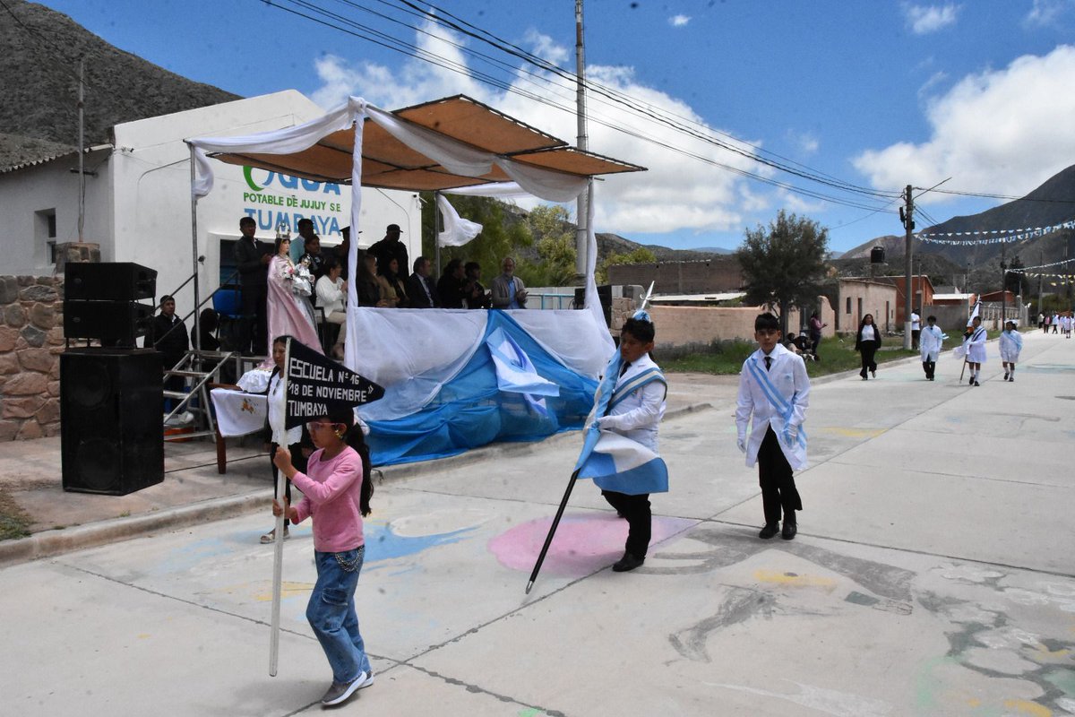 El vicegobernador y presidente de la Legislatura, Alberto Bernis, participó de las honras en honor a la Virgen de la Candelaria en Tumbaya, acompañando a la comunidad y destacando el valor de la fe, la esperanza y el compromiso colectivo.

Más Info: legislaturajujuy.gov.ar/#/la-legislatu…