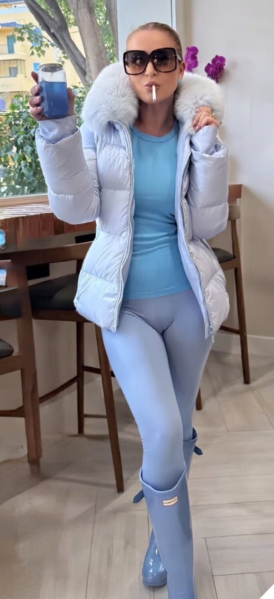 #smoking #smokinggirl #menthol #120 #fashion #smoke #classy #capri120 #virginiaslim120 #smokingfetish