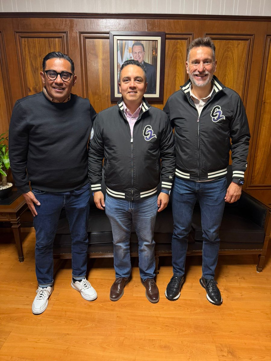 El secretario de Gobierno, <a href="/Eric_gudino/">Eric Gudiño Torres</a>  sostuvo una reunión con  Mauricio Vergara Lobato y Sergio López Vital, director de  Mercadotecnia del equipo de béisbol de <a href="/ConspiradoresQr/">@ConspiradoresQro</a>  con quienes dialogó sobre la importancia de trabajar de manera coordinada en beneficio de quienes