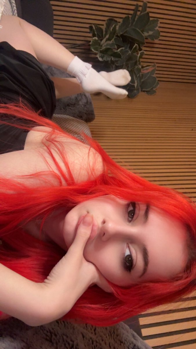 My favourite pose 😈 shows off my pretty feet and my ass😋