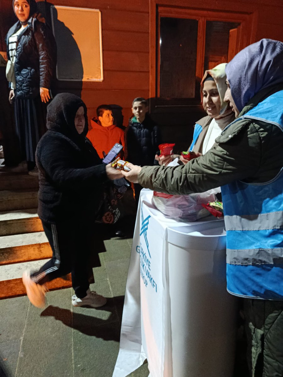 Tügva Sinop olarak Berat Kandili münasebetiyle Sinop Alaaddin Camii çıkışı cemaatimize ikramlarda bulunduk🕌🕌