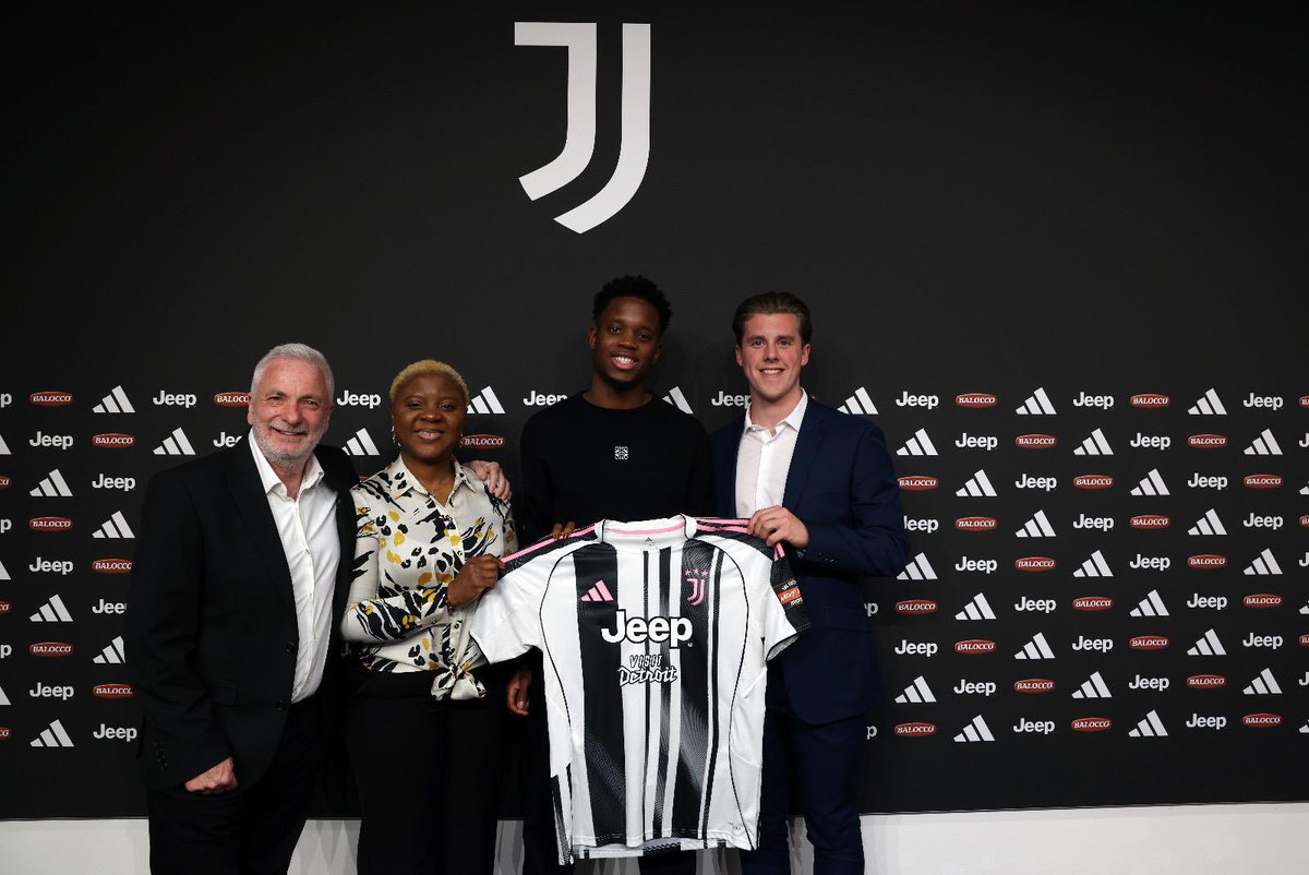SportsPeteO's tweet image. Juventus new boy Justin Oboavwoduo pictured following his arrival from Manchester City. Oboavwoduo has signed a 4.5 year deal. The deal brokered by agent John Viola and his father Jude. 
#Juventus #MCFC #DeadlineDay
