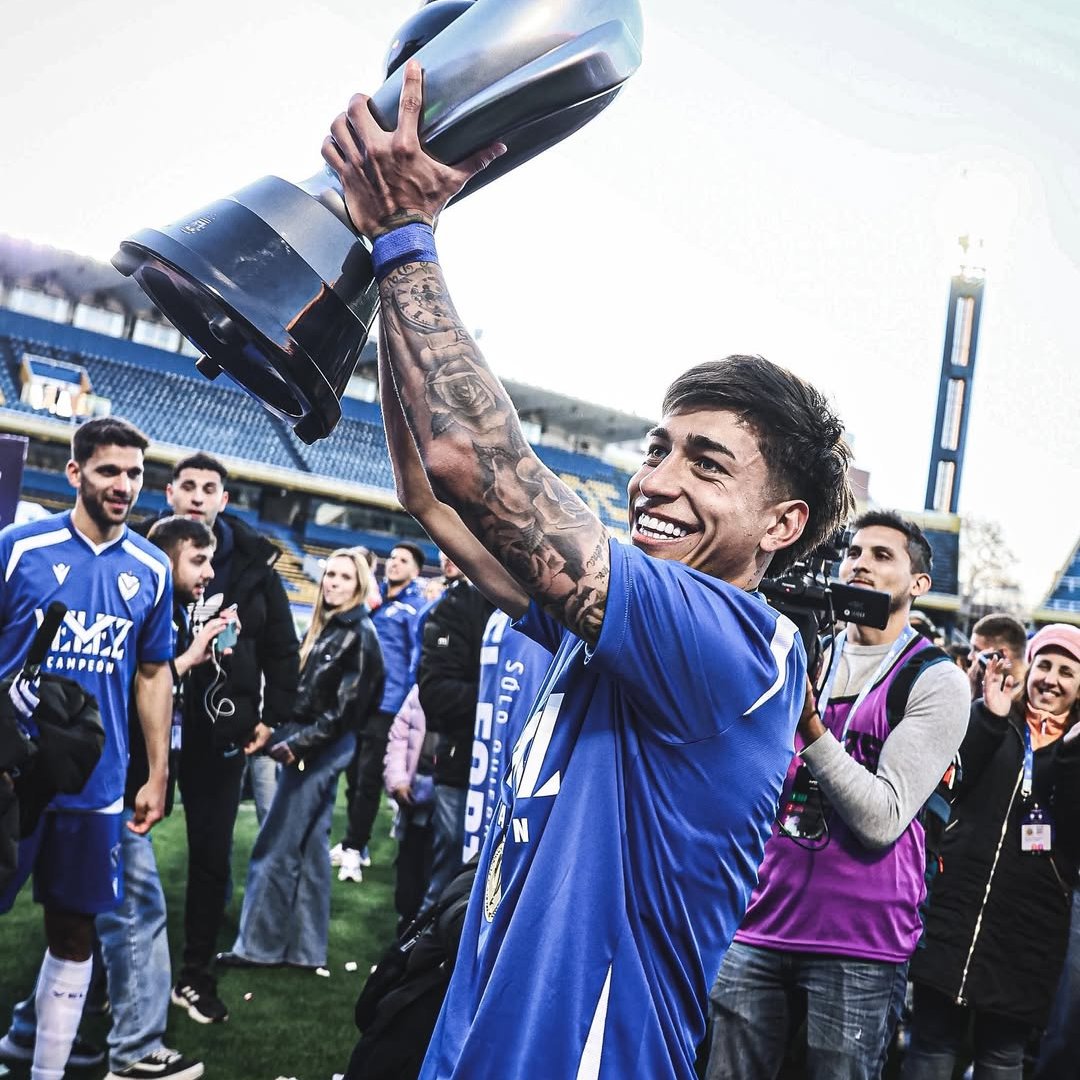 💙💪 ¡Gran gesto! Maher Carrizo dejará el 15% que le corresponde de su venta a Ajax, confirman en CD.

💶 Le donará a #Vélez cerca de €900.000 (equivalente a U$S1.000.000), que es lo que iba a recibir el jugador por su parte del bruto de la transferencia.

Una suma que hará