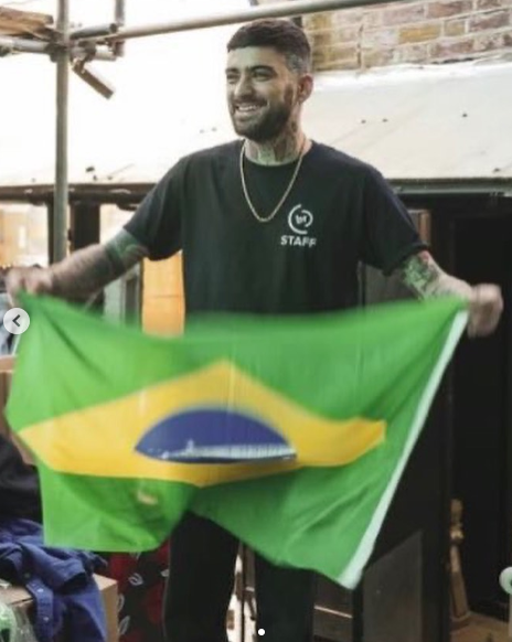 ZaynNewsBRA's tweet photo. Viver o anúncio de um show do Zayn no Brasil é a realização de um sonho. Foram 11 anos de espera, respeito e apoio, até que ele se sentisse confortável novamente em cima de um palco. Presenciar essa nova fase no Brasil torna tudo ainda mais especial, o Zquad brasileiro, que sempre esteve ao lado dele desde o início, finalmente tem a chance de viver esse momento. É simplesmente surreal.