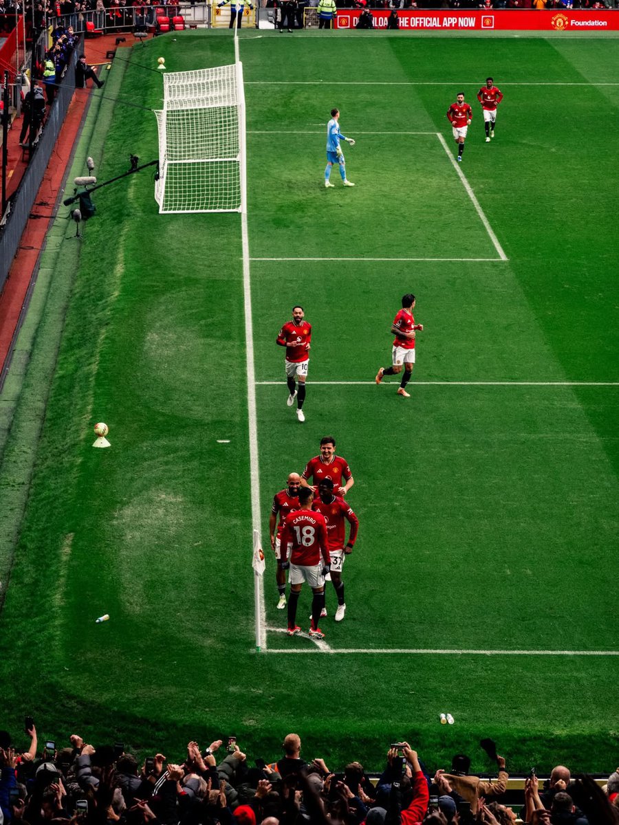 Poucos estádios no mundo superam a aura do Old Trafford com o Manchester United de vermelho e preto jogando. Grandeza não se compra, tem que respeitar.