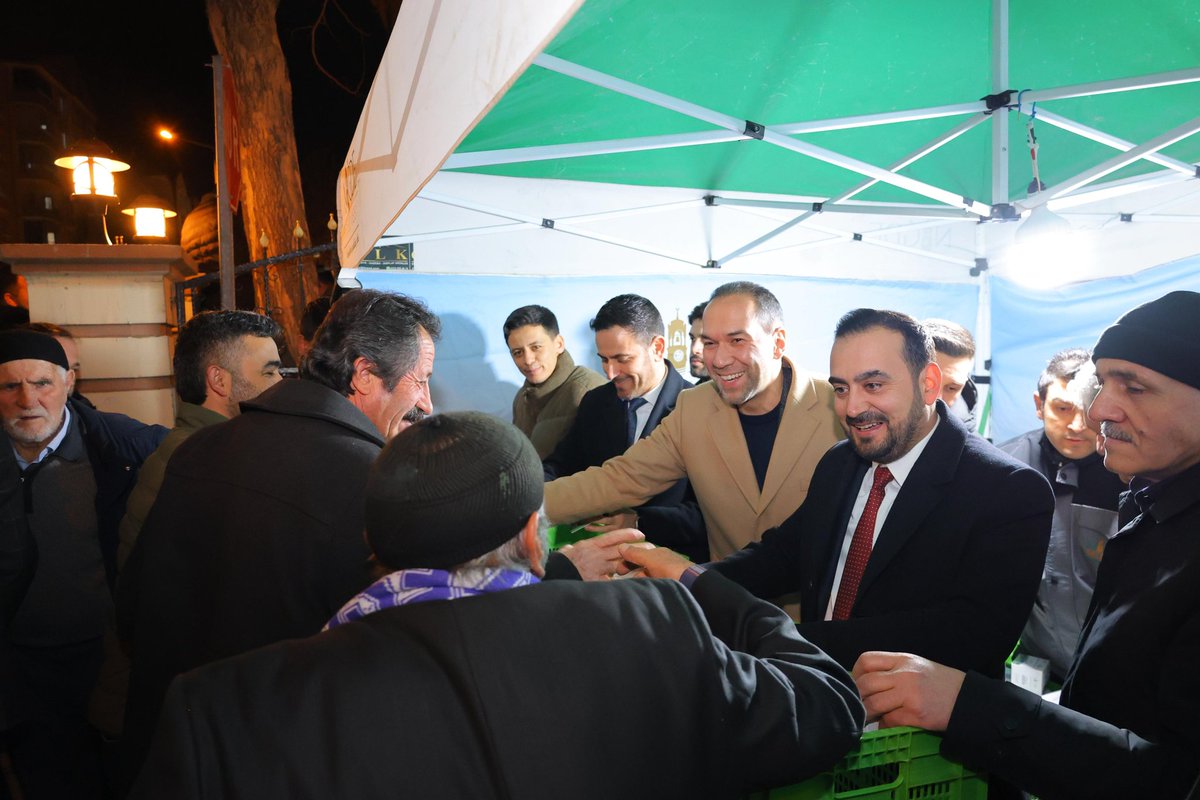 akpartinigdeil's tweet photo. Mübarek Berat Kandili münasebetiyle, bu akşam namaz çıkışında hemşehrilerimizle bir araya gelen AK Teşkilatımız kandil simidi ikramında bulundu.

Gönülleri birleştiren, kardeşlik bağlarımızı güçlendiren bu özel gecede, cemaatimizin dualarına ortak olduk. 

"Rabbim yaptığımız tüm ibadetleri katında makbul eylesin; bu mübarek gecenin feyzi ve bereketi şehrimizin, ülkemizin ve tüm İslam aleminin üzerine olsun." 🤲🇹🇷

Hayırlı Kandiller.