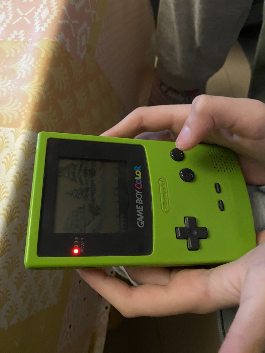 Lluvia descubriendo la GameBoy 🤣🤣