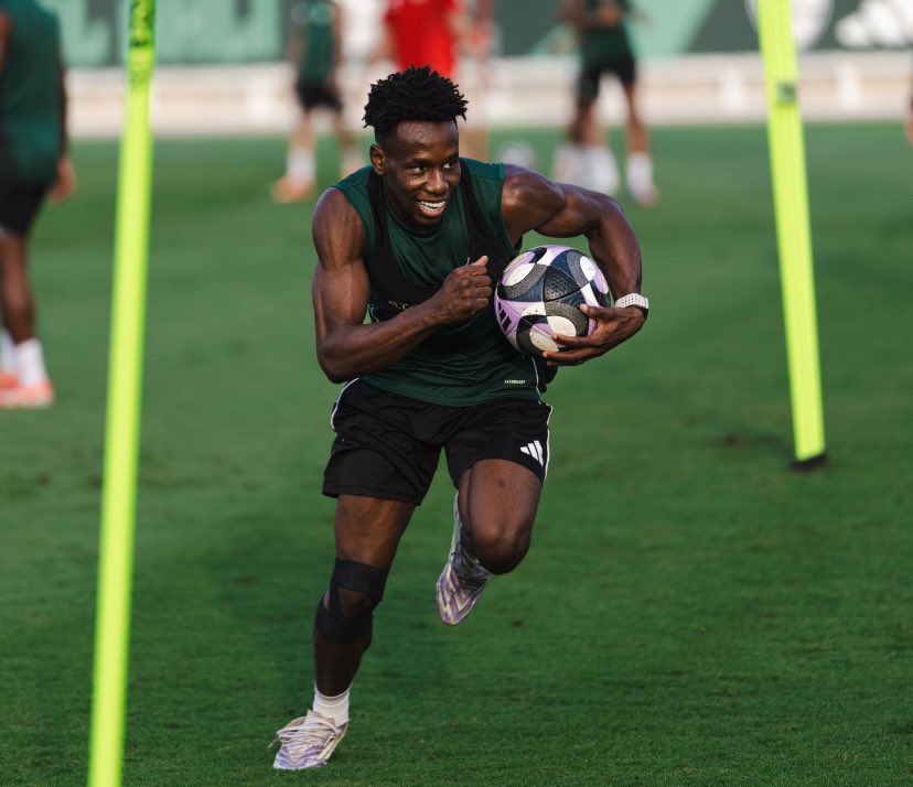 بالنسبة لي اليوم حسم استمراره معنا وشراء عقده خمس سنين قدام ورأيي هذا مايتأثر بأي شيء تقولونه الولد عالمي .. مع كل النجوم اللي بالفريق ما اتطمن الا يوم يمسك هو الكوره أعرف أنه امكانياته جباره وأنه 100% بياخذ القرار الصح ماشاءالله عليك يارجل والله ماندمت أني أطالب فيك من سنتين